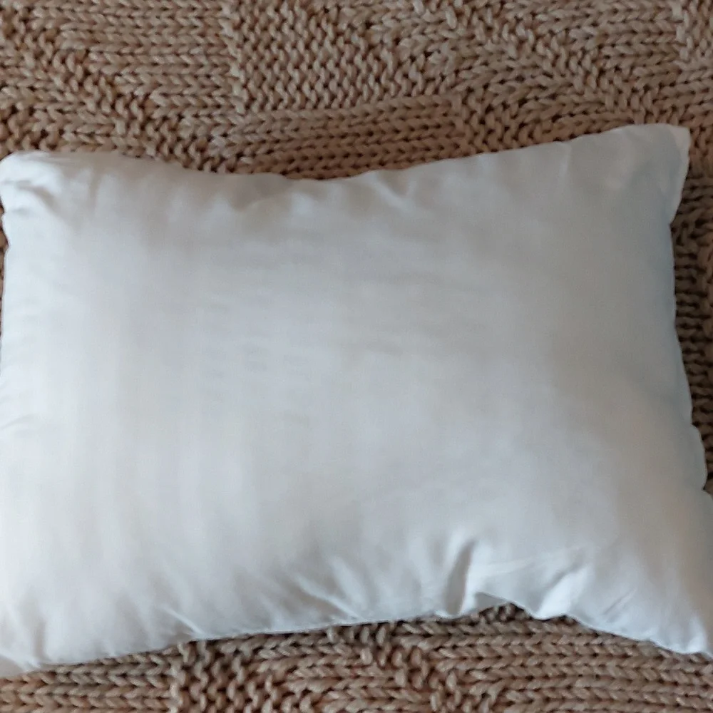 Set of 2 White Throw Pillows EUC